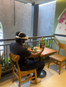 Read more about the article Man Spotted ‘Virtual Dining’ With New Apple Vision Pro Headset