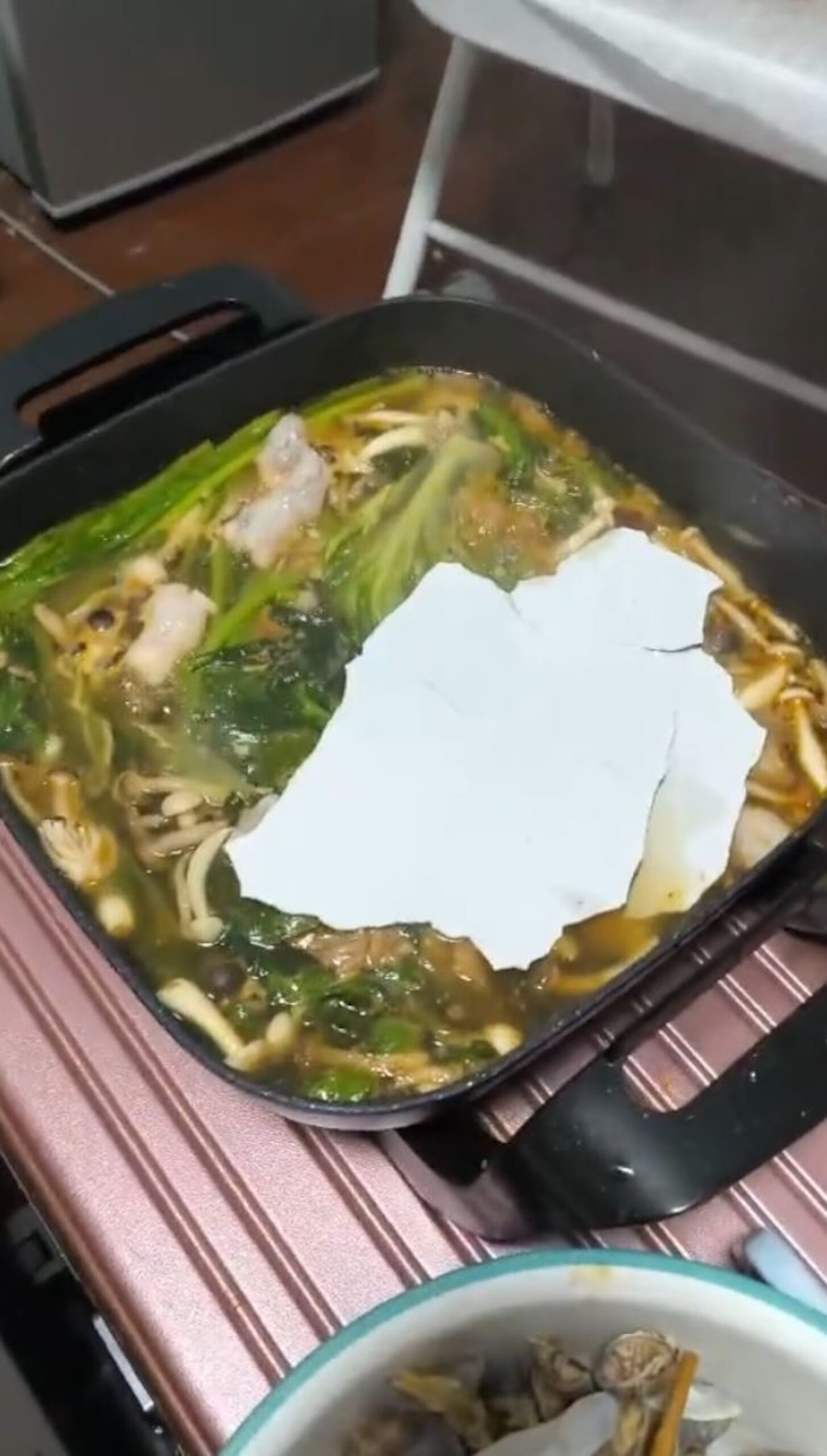 Read more about the article Man’s Evening Meal Ruined After Wall Plaster Falls From Ceiling Into Bowl Of Hot Pot