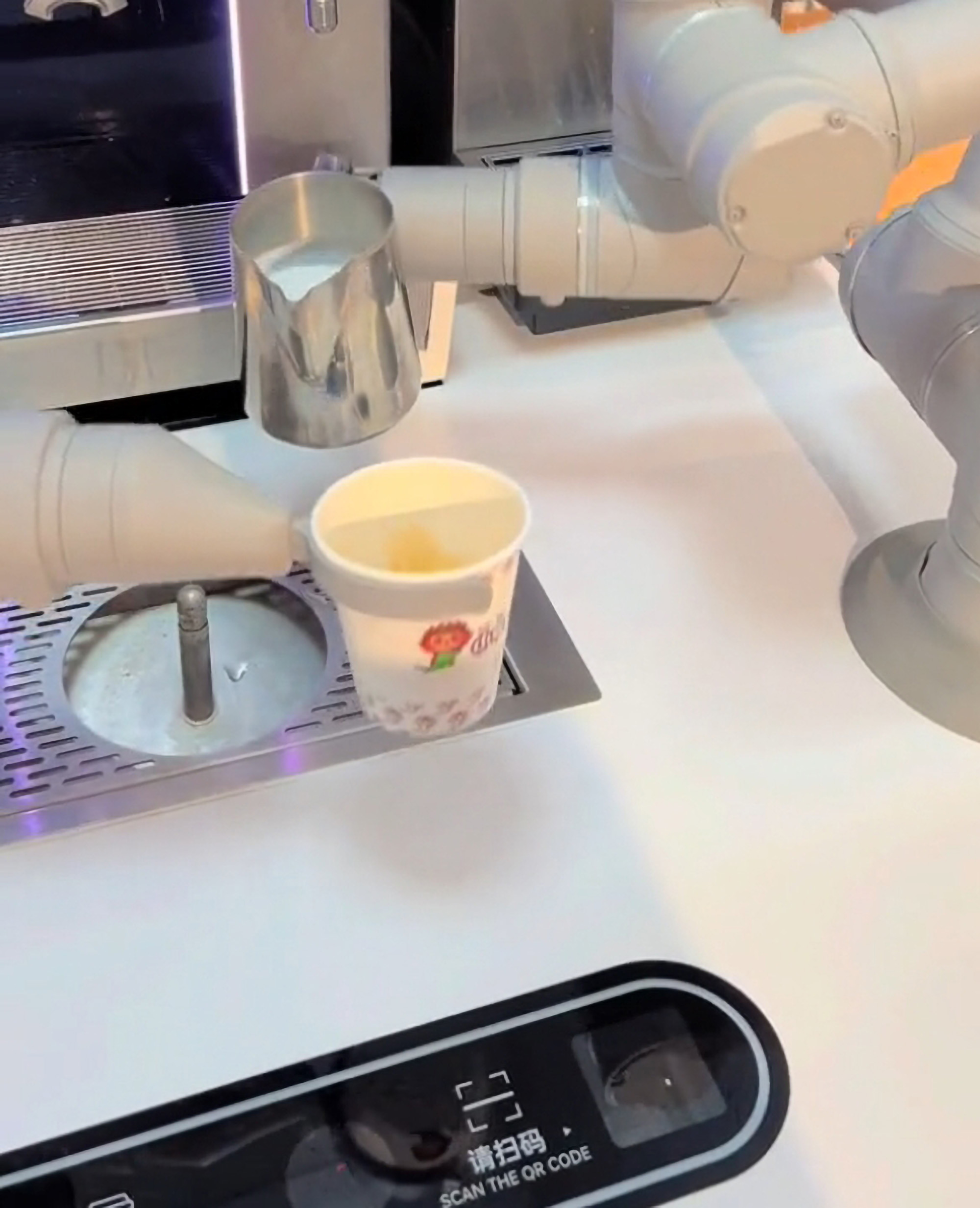 Read more about the article Robotic Barista Masters Latte Art With Stunning Swan Designs For GBP 2 A Cup