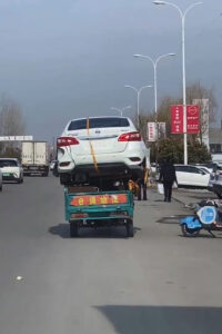 Read more about the article Jaw-Dropping Moment Tricycle Carries Massive Car Atop Its Roof