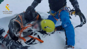 Read more about the article Mountain Rescuers Pull Out Climber Buried By Avalanche