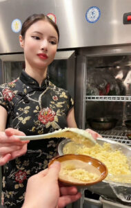 Read more about the article Young Chinese Woman’s Impressive Robotic Performance For Customers In Eatery