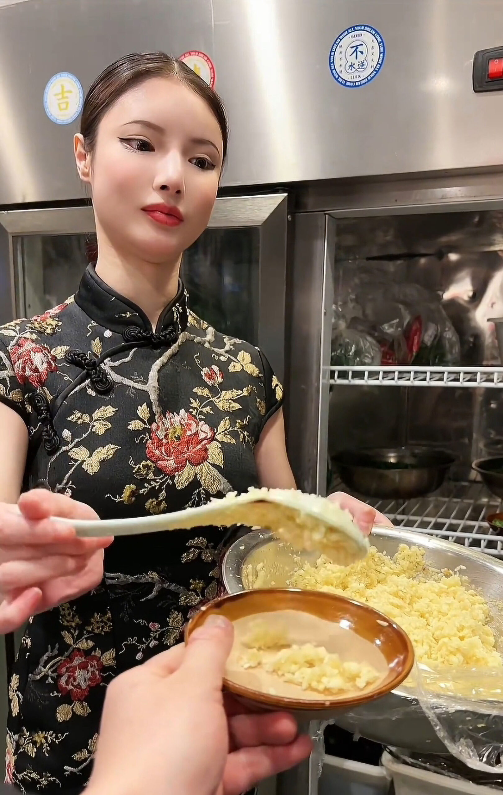 Read more about the article Young Chinese Woman’s Impressive Robotic Performance For Customers In Eatery