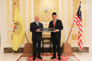Read more about the article King Of Malaysia Blows GBP 250K On GOLD1 Number Plate