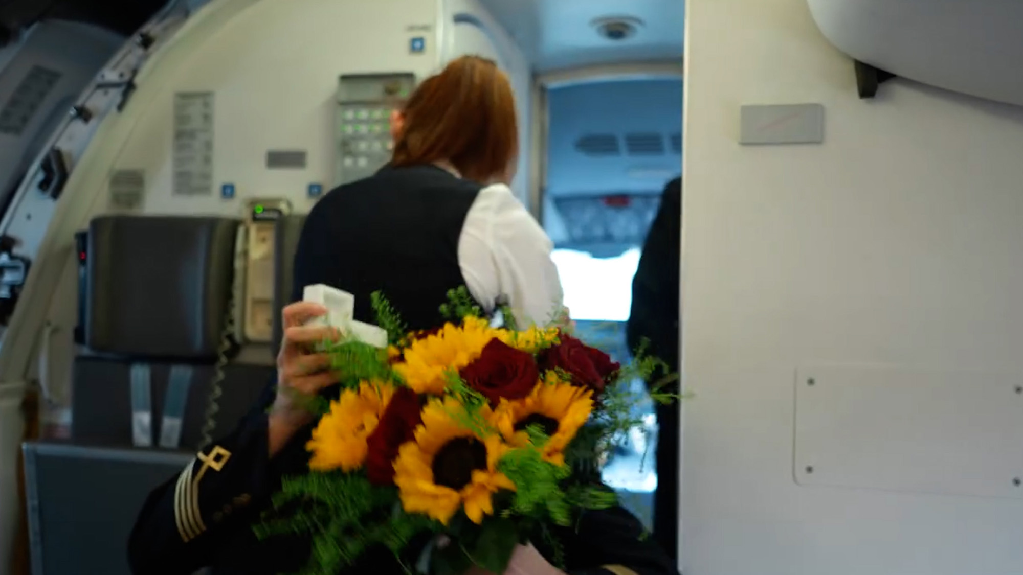 Read more about the article Romantic Moment Pilot Proposes To Stewardess As Passengers Clap And Cheer