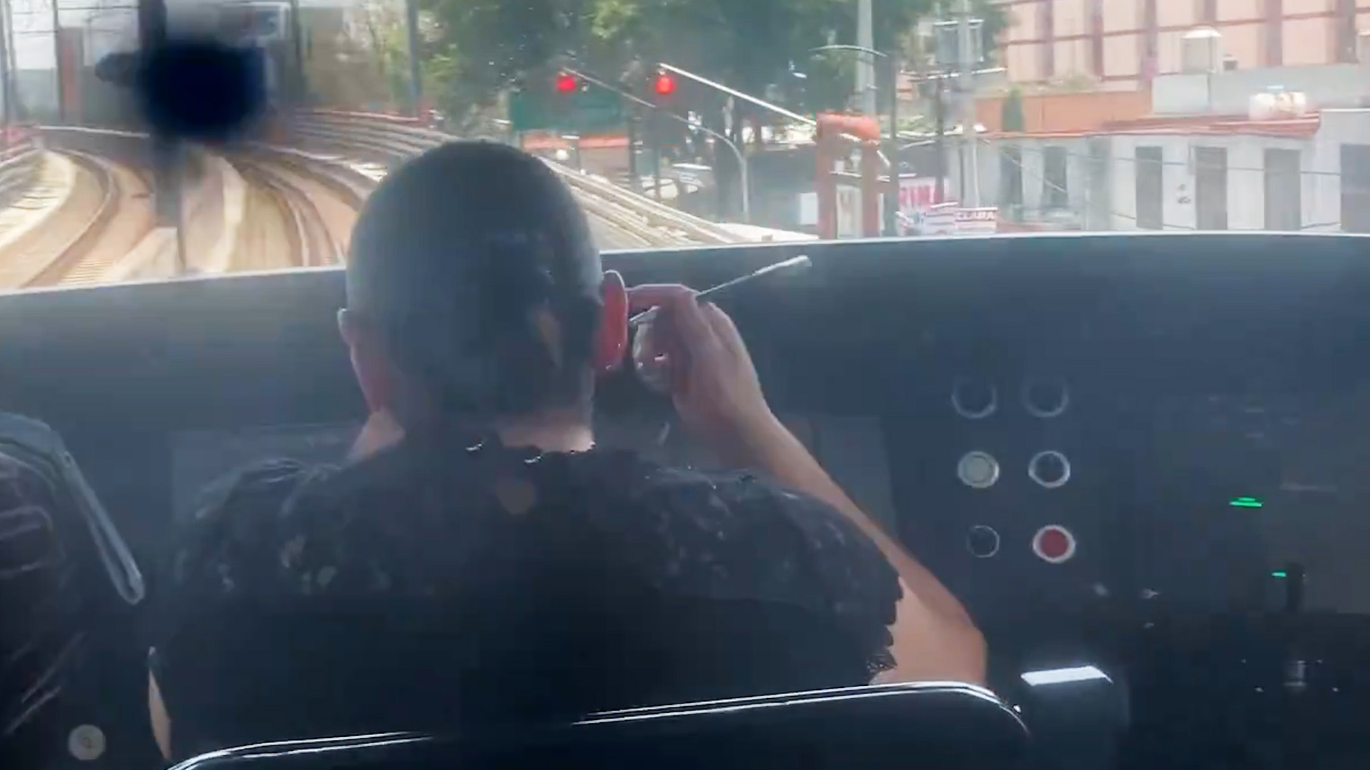 Read more about the article  Female Tube Driver Filmed Putting On Make-Up At Controls