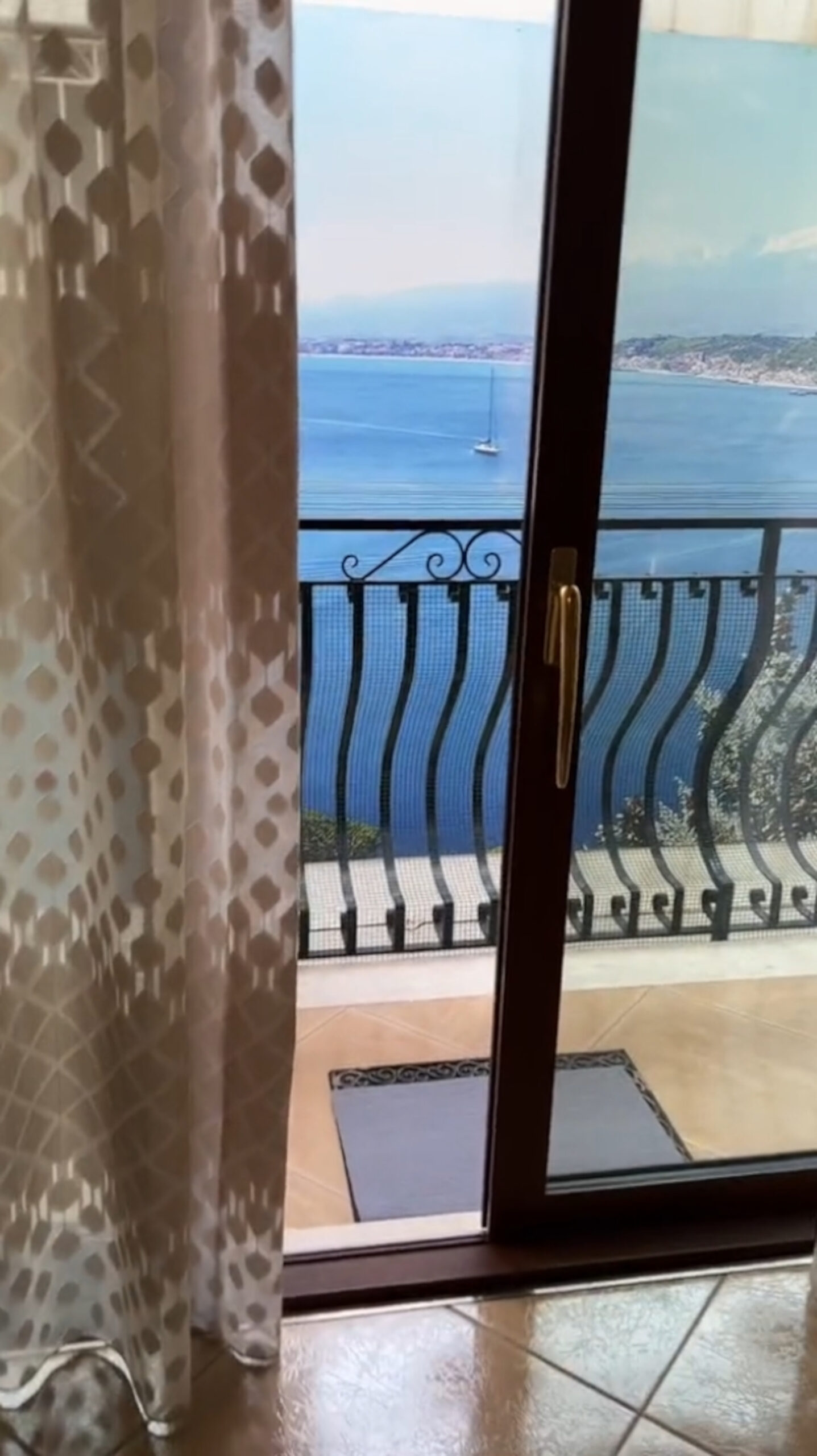 Read more about the article Holidaymaker’s Sea View Room Was Giant Poster